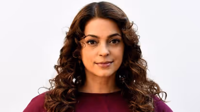 ജൂഹി ചൗളയുടെ ഹര്ജി പരിഗണിക്കുന്നതിനിടെ ആരാധകന്റെ പാട്ട്; കേസെടുത്ത് ദില്ലി ഹൈക്കോടതി