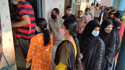 শরীরের তাপমাত্রা মেপেই ভোট গ্রহণ রায়গঞ্জে, ভোটারদের করোনা বিধি মানতে আহ্বান জেলাশাসকের