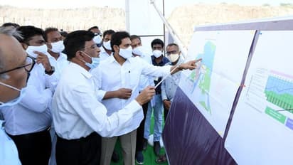 పోలవరం ప్రాజెక్ట్ నిర్మాణాన్ని పరిశీలిస్తున్న సీఎం జగన్ (ఫోటో గ్యాలరీ)