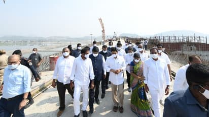 పోలవరం ప్రాజెక్ట్: పరిశీలించిన ఏపీ సీఎం వైఎస్ జగన్