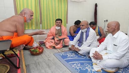 శ్రీవారిని దర్శించుకున్న శ్రీ వ్యాసరాజ మఠాధిపతి