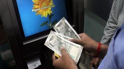 अगले महीने से ATM Transaction पड़ेगा महंगा, जानें फ्री लिमिट खत्म होने के बाद कितना लगेगा चार्ज