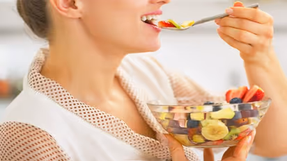 খাওয়ার পরই ভরা পেটে নিয়মিত ফল খাচ্ছেন, শরীরের জন্য ভাল না খারাপ, কী বলছেন বিশেষজ্ঞরা