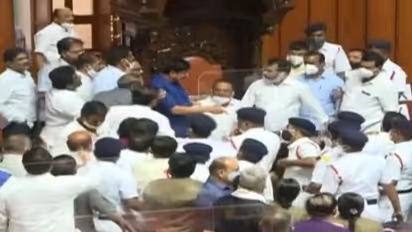 കർണാടക നിയമ നിർമാണ കൗൺസിലിൽ കയ്യാങ്കളി, ഡപ്യൂട്ടി സ്പീക്കറെ കയ്യേറ്റം ചെയ്തു; അനിശ്ചിത കാലത്തേക്ക് പിരിഞ്ഞു