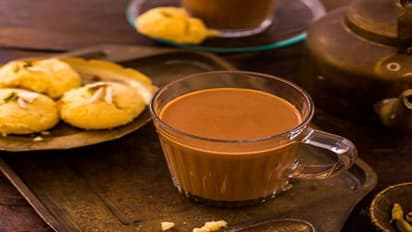 कैंसर से लेकर हार्टअटैक तक रोकती है चाय, हैं इतने फायदे कि जानते ही बना डालेंगे चाय की एक और प्याली