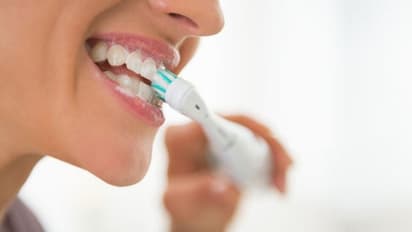 எத்தனை நிமிடங்கள் பல் துலக்க வேண்டும்?  சரியான முறை எது?