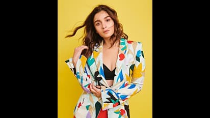 শীতের ফ্যাশনে আলিয়ার লুক পেতে চান, ক্রপ টপের সঙ্গে  ট্রাই করুন 'ফ্যাশনেবল জ্যাকেট'