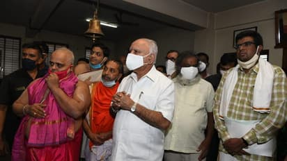 ಸ್ವಾಮೀಜಿ ಭೇಟಿಯಾದ ಸಿಎಂ ಬಿಎಸ್ ವೈ : ಆಶೀರ್ವಾದ ಪಡೆದರು