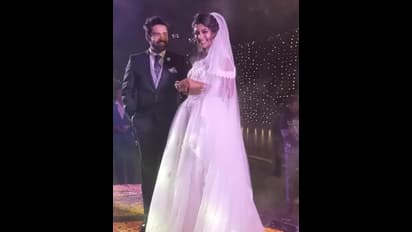 ঠোঁটঠাসা চুমুতে বউকে আদরে ভরিয়ে দিলেন গৌরব, পশ্চিমী কায়দায় থিম পার্টির ব়োম্যান্টিক মুহূর্ত ভাইরাল