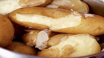 मात्र 5 ही मिनट में बिना फटे उबल जाएगा आलू, बस कूकर में पानी के साथ मिला दें ये 2 सीक्रेट चीजें