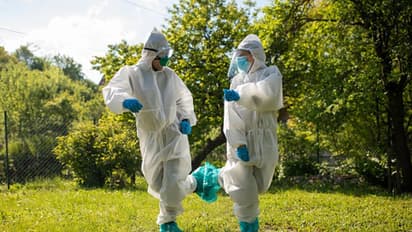 'ডান্স মহামারি'-র কথা শুনেছেন কখনও, আক্রান্তরা এত বেশি নাচে যে শেষে তাদের মৃত্যু হয়