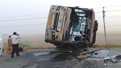 బోల్తాపడిన ప్రైవేటు బస్సు.. ప్రయాణికులు సురక్షితం