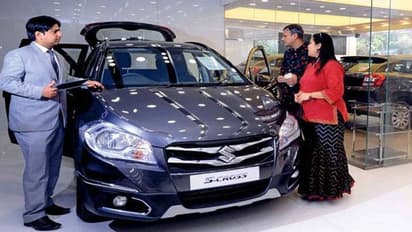 ഷോറൂമുകളിൽ തള്ളിക്കയറി ഇന്ത്യക്കാർ, റെക്കോർഡ് തകർത്ത് കാർ വിൽപ്പന!