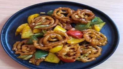 मीठी जलेबी में मिलाया अदरक-लहसुन और सोया सॉस, झटपट बने चिली जलेबी को देख लोगों ने बताया बवासीर