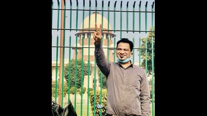 सुप्रीम कोर्ट से भी डॉक्टर कफील खान को मिली राहत,विजयी मुद्रा में शेयर की तस्वीर, यूपी सरकार की याचिका खारिज