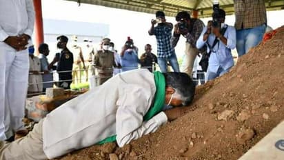 ఆనాటి జ్ఞాపకాలు, ఉద్వేగం: యాగశాల వద్ద మోకరిల్లిన చంద్రబాబు