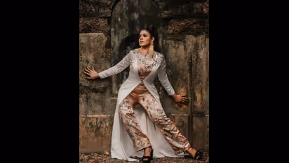 “உங்க டிரஸ் சைடுல கிழிஞ்சி இருக்கு”... உச்ச கவர்ச்சியில் ஓபனாக போஸ் கொடுத்த இனியாவை கலாய்க்கும் நெட்டிசன்ஸ்!