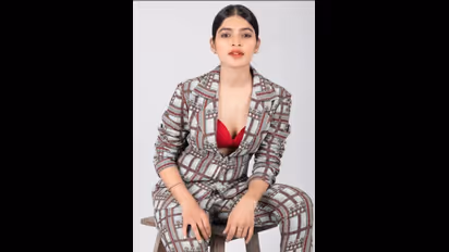 உங்களுக்கே ஓவரா தெரியல... கொசுவலை டாப் அணிந்து ... உள்ளாடை தெரிய போஸ் கொடுத்த சஞ்சிதா ஷெட்டி!