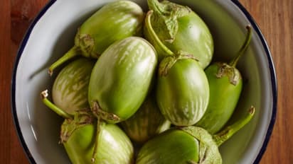 തായ് വഴുതന പല നിറങ്ങളില്; വേവിച്ചും വേവിക്കാതെയും ഭക്ഷണത്തില് ഉള്പ്പെടുത്താം