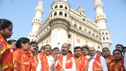 బిజెపి కార్పోరేటర్లతో... చార్మినార్ భాగ్యలక్ష్మి ఆలయంలో బండి సంజయ్