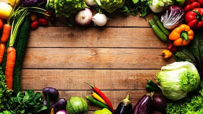 వర్షాకాలంలో నిజంగా ఆకుకూరలను తినొద్దా? 