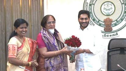 ఏపీ కేబినెట్ భేటీలో ఉద్విగ్న క్షణాలు: నీలం సాహ్నిని సత్కరించిన జగన్