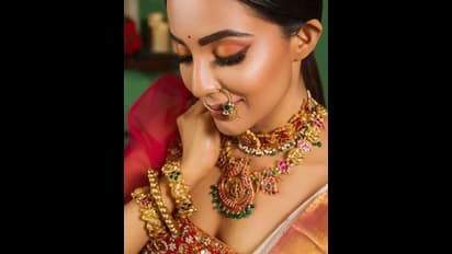 பட்டு சேலையில் பார்க்க பார்க்க தீராத அழகு..! நடிகை பார்வதி நாயரின் ஸ்டன்னிங் போட்டோஸ்..!