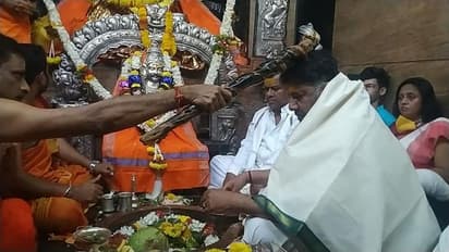 ಮೈಲಾರಲಿಂಗೇಶ್ವರನಿಗೆ ಹೆಲಿಕಾಪ್ಟರ್‌ ಅನ್ನೇ ಕೊಟ್ಟಿದ್ಯಾಕೆ? ಇಲ್ಲಿದೆ ಡಿಕೆಶಿ ಕಾಣಿಕೆ ರಹಸ್ಯ