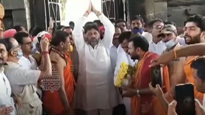 'ക്ഷേത്രത്തില് പ്രായശ്ചിത്തം'; വെള്ളിയില് തീര്ത്ത ഹെലികോപ്റ്റര് മാതൃക സമര്പ്പിച്ച് ഡികെ ശിവകുമാര്