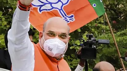 நாங்க(பாஜக) விவசாயிகளின் நண்பேன்டா..! மேற்கு வங்கத்தில் விவசாயி வீட்டில் தரையில் அமர்ந்து உணவு உண்ட அமித் ஷா