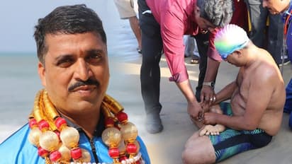 অবিশ্বাস্য, পদ্মাসনে ভঙ্গিতে পা বাঁধা অবস্থায় সমুদ্রে সাঁতার - দেখুন এই শিক্ষকের ভিডিও