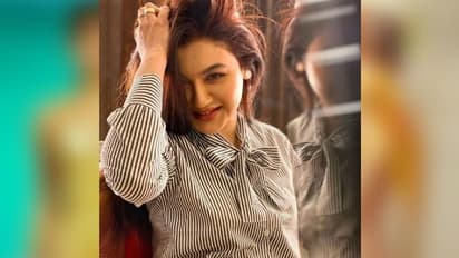 বড়দিনে জয়া যেন 'লাল পরী', শুভেচ্ছা জানাতেই অনুরাগীদের ভিড় বাংলাদেশি সুন্দরীর প্রোফাইলে