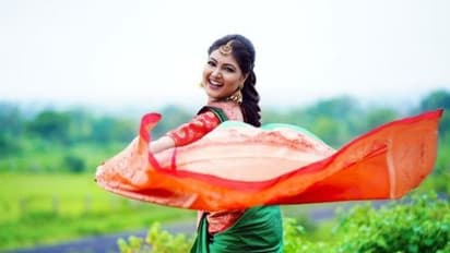 சேலை அழகில் ரசிகர்களை ஸ்தம்பிக்க வைத்த ரோஜா சீரியல் நடிகை பிரியங்கா..! வேற லெவல் போட்டோஸ்..!