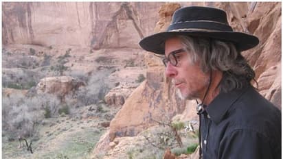 പണവും ലൈസൻസും പാസ്പോർട്ടും സ്വന്തം പേരുപോലും ഉപേക്ഷിച്ചു, കായ്കളും കിഴങ്ങുകളും, കാട്ടുപൂക്കളും കഴിച്ച് ജീവിതം