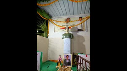 நடிகர் சோனு சூட்டுக்கு கோயில் கட்டிய ரசிகர்கள்... சிலை வைத்து வழிபாடு...!