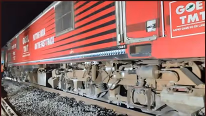 ആനയെ ഇടിച്ചിട്ട ട്രെയിന് പാളം തെറ്റി; വന് അപകടം ഒഴിവായത് തലനാരിഴയ്ക്ക്