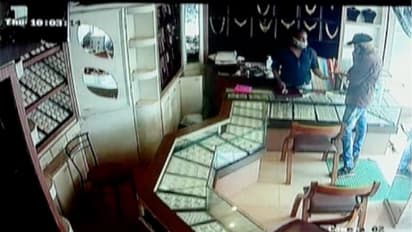 കോഴിക്കോട് മാല വാങ്ങാനെത്തി സ്വര്ണവും തട്ടിയെടുത്ത് യുവാക്കള് കടന്നു