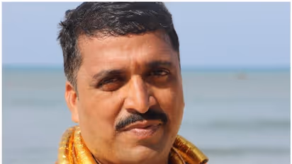 പത്മാസനത്തില്‍ നീന്തി റെക്കോർഡ് സൃഷ്ടിക്കാൻ ശ്രമിക്കുന്ന അധ്യാപകൻ