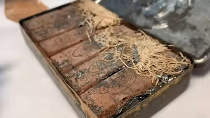 बॉक्स में मिला 120 साल पुराना कैडबरी, घास-फूस के साथ टिन के डिब्बे के अंदर इस तरह से किया जाता था पैक