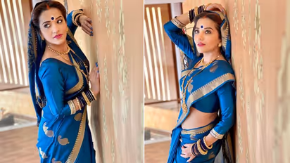 मांग में पीला सिंदूर, बड़ी बिंदी, बड़ा मंगलसूत्र और नीली साड़ी में खूबसूरत दिखीं मोनालिसा, PHOTOS