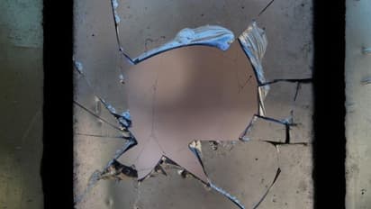 Pune Crime News : ಕಾರ್ಮಿಕನ ಸಿಟ್ಟು... ವೇತನ ಕೊಡದ ಕಂಪನಿಯ ವಾಹನಗಳು ಪುಡಿ ಪುಡಿ!