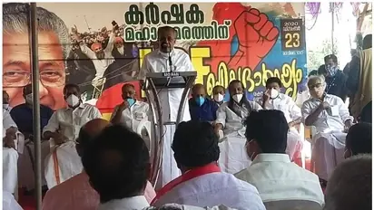 ഗവര്‍ണറുടെ നടപടി പരാമര്‍ശിക്കാതെ കര്‍ഷക പ്രക്ഷോഭ വേദിയിൽ  മുഖ്യമന്ത്രി പിണറായി വിജയൻ