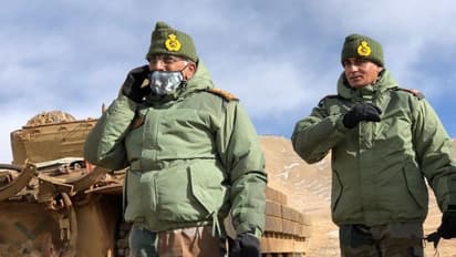 সেনা জওয়ানদের হাতে তুলে দিলেন বড়দিনের কেক,  লাদাখের ফরোয়ার্ড এলাকায় সেনা প্রধান