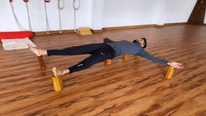 షాకింగ్ పిక్: చైతూ..చెక్క ముక్కలపై బాడీని బాలెన్స్ చేస్తూ...