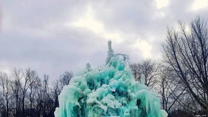 অপার্থীব বরফের ভাস্কর্য - ৬০ বছর ধরে প্রত্যেক ক্রিসমাসে ভিল পরিবার তৈরি করে 'আইস ট্রি', দেখুন ছবিতে ছবিতে