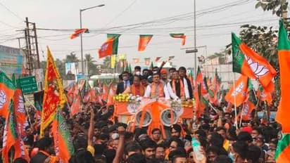 নন্দীগ্রামের পর শুভেন্দুর সভা ঘিরে ফের বিশৃঙ্খলা, পুরুলিয়ায় পতাকা লাগানো গাড়ি ঘিরে উত্তেজনা