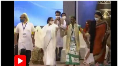 'ബംഗാളിനെ ഗുജറാത്താകാന് അനുവദിക്കില്ല'; നൃത്തം ചെയ്ത് മമതാ ബാനര്ജി