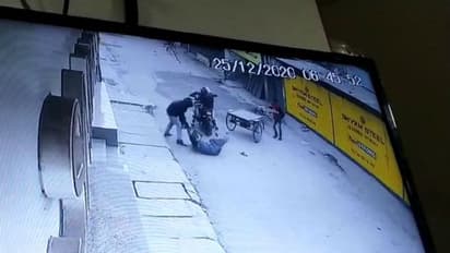 দিনে-দুপুরে সবজি ব্যবসায়ীর থেকে লক্ষাধিক টাকা লুঠ, সিসিটিভিতে ধরা পড়ল চাঞ্চল্যকর ছবি