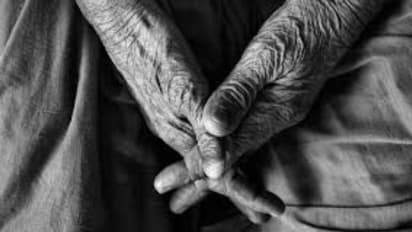 സ്വത്ത് എഴുതി വാങ്ങി മാതാപിതാക്കളെ ഉപേക്ഷിച്ചു, വിൽപ്പത്രം റദ്ദാക്കി, ക്രൂരതയ്ക്ക് പിന്നിൽ അധ്യാപികയായ മകൾ