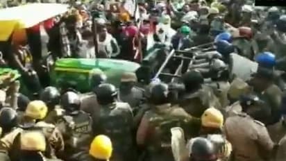 ট্রাক্টর দিয়ে ভাঙা হল পুলিশের ব্যারিকেড, দেখে নিন কৃষক আন্দোলনের সেই ভিডিও